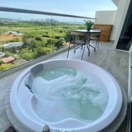Indulge, Balcony Jacuzzi Apartamento